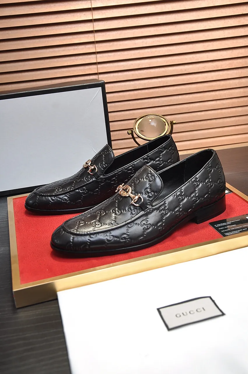 Men's shoes💰500💶Italy's top luxury men's shoe giant (GUCCI) (Gucci) (full cowhide lining) new arrival🍃Original European style🔰 Pleasant to the eye😍In order to make the shoes more durable and non-deformable🌀The production continues to follow traditional methods but there is still no lack of innovation💪Choose original sheepskin for the leather♻️ Smooth and natural And extra bright ⭐Made of imported cowhide, the first choice of rich people 38-45 (45 customized)